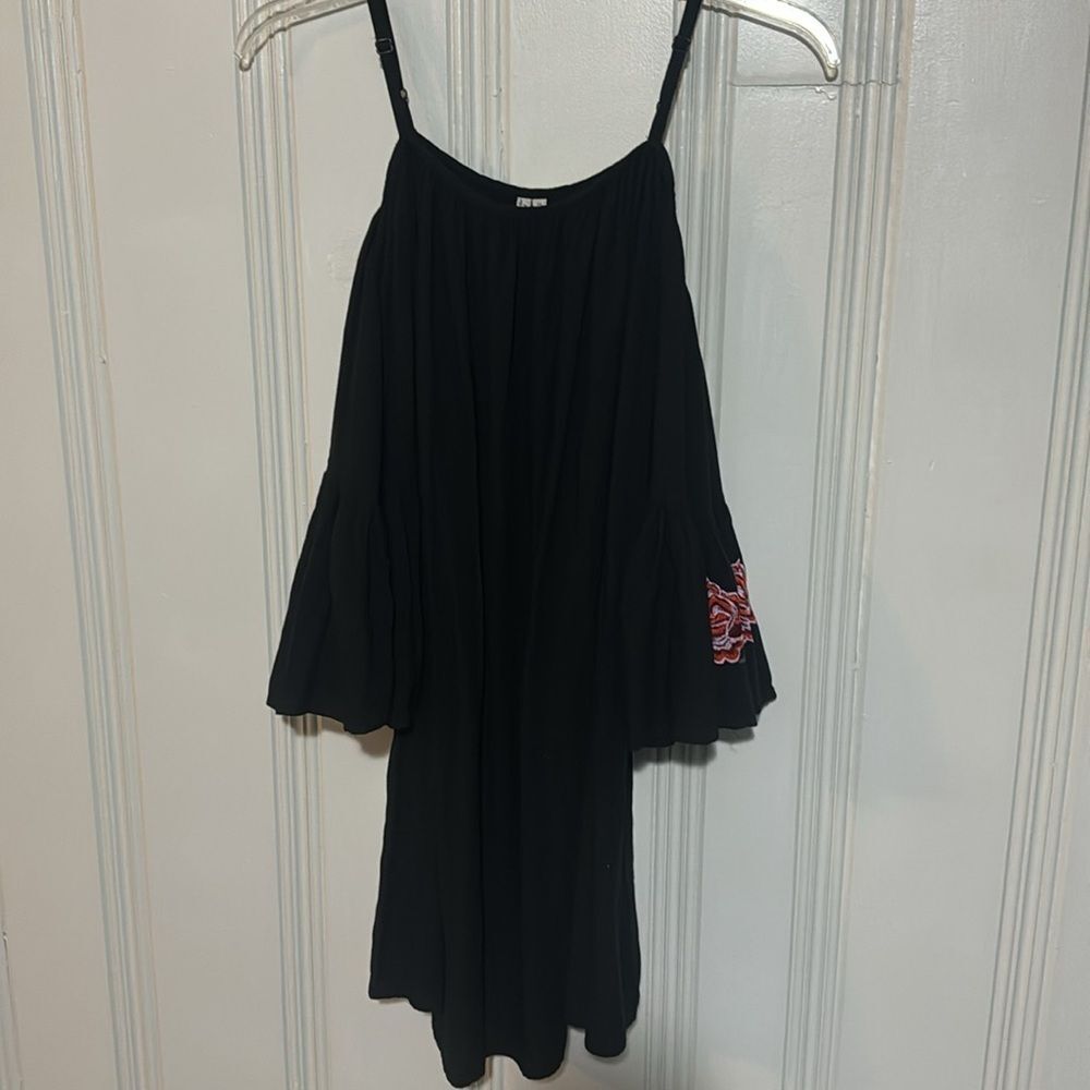 Black Off Shoulder Blouse w/ Floral Design Flowing Sleeves by Feathers Size 2X - Picture 2 of 6